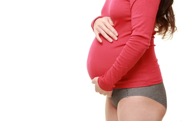 妊娠中のお腹に触れた女性は — ストック写真