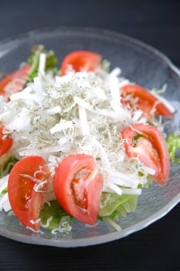 Taze salata ve beyaz yem haşlanmış.