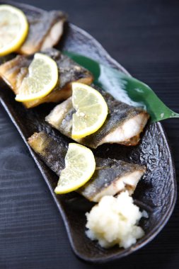 Limonlu ızgara uskumru.