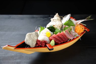 Siyah arka planda taze sashimi teknesi