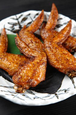 Kızarmış tavuk kanatları