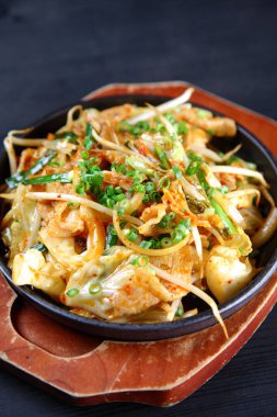 Domuz ve Kimchi Kızartma 