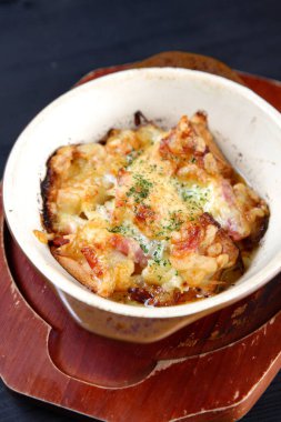 Peynirli ızgara patates ve tavuk.