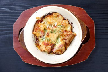 Peynirli ızgara patates ve tavuk.