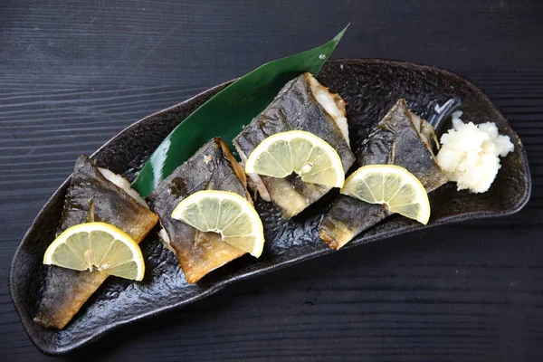 Limonlu ızgara uskumru.