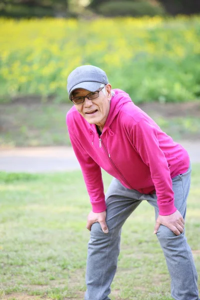 Unavený Starší Japonský Muž Odpočívající Cvičení Venku — Stock fotografie