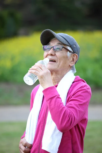 Старший Японець Який Попітніє Спраглий Після Вправ Воду Надворі — стокове фото