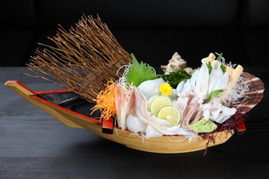 taze beyaz mürekkep balığı sashimi teknesi