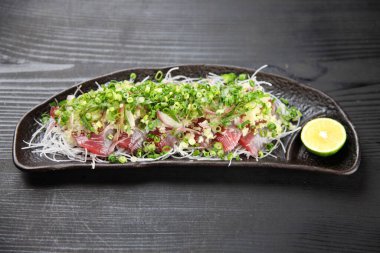 Doğranmış yeşil soğanlı Bonito Sashimi