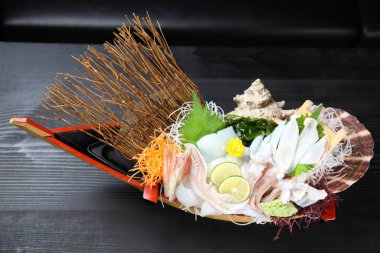taze beyaz mürekkep balığı sashimi teknesi