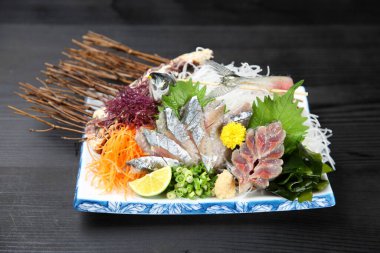 Taze uskumru saşimi tabağı.