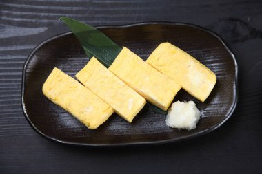 Rendelenmiş turplu Japon omleti.