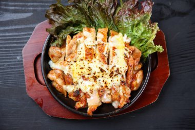 Demir Tabakta Peynirli Tavuk