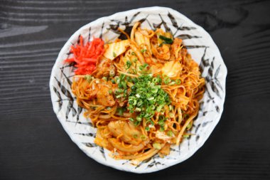 Kimçi, kırmızı, acılı, kızarmış şehriye.