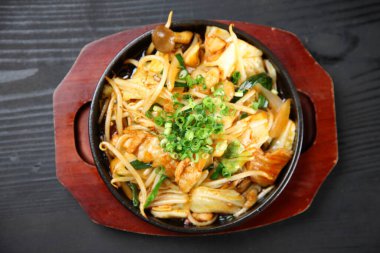 Kızarmış et ve sebze.