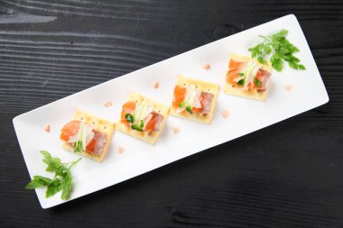 Beyaz tabakta taze somon carpaccio.