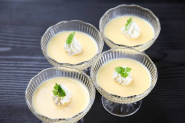 Bardakta naneli puding.