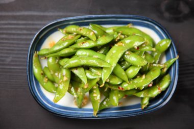 Sarımsak soslu yeşil soya fasulyesi