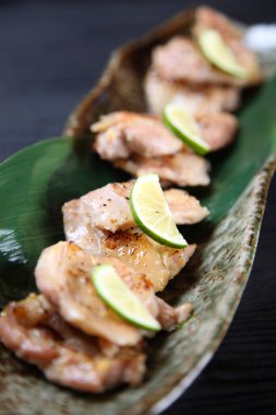 Izgara tavuk, salamura edilmiş miso ezmesi.