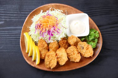 Kızarmış istiridye ve sebze.