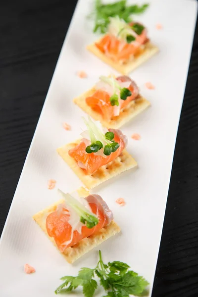 Carpaccio Salmone Fresco Piatto Bianco — Foto Stock