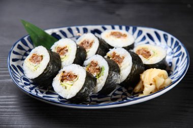 Kızarmış biftek Norimaki suşi rulosu.