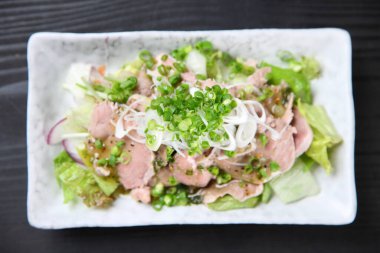 Haşlanmış domuz dili ve sebze.