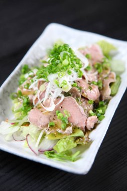 Haşlanmış domuz dili ve sebze.