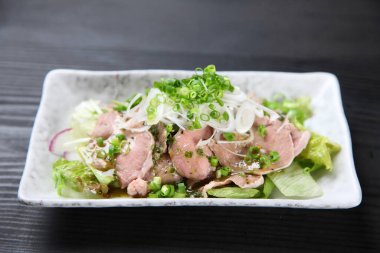 Haşlanmış domuz dili ve sebze.