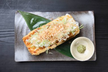 Tofu pirzolası ve doğranmış yeşil soğan