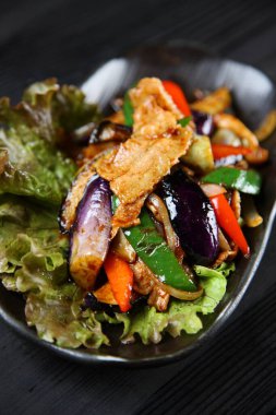 Patlıcan ve Bell Pepper Miso Karıştırma Kızartması