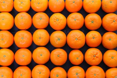 Koyu arkaplana karşı narenciye tanka karesi