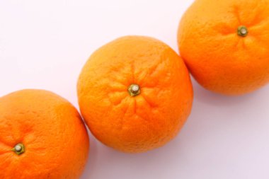 Beyaz arka planda portakallı turunçgil tankının üst görüntüsü