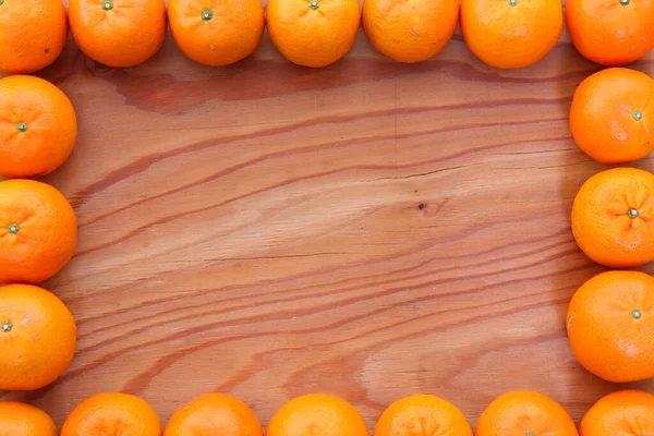 Citrus Tankan Frame Tegen Houten Achtergrond — Stockfoto