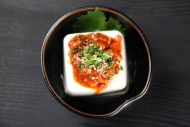 TOFU 'da tuzlanmış mürekkep balığı turşusu.