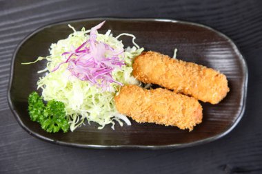 Sebzeli kızarmış domuz sosisi.