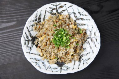 Siyah pilav ve koyu arkaplan