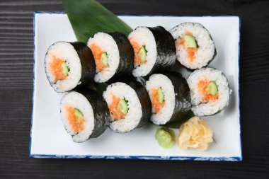 Somon yumurtası norimaki suşi rulosu.