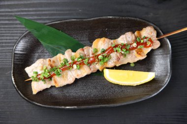 Limonlu ızgara domuz eti şişi.