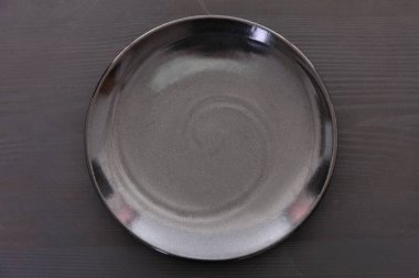 Yemek masasında boş bir tabak