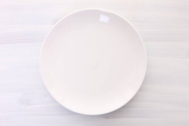 Yemek masasında boş bir tabak