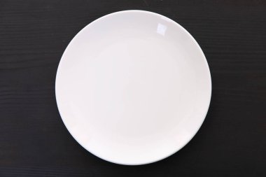 Yemek masasında boş bir tabak