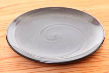 Yemek masasında boş bir tabak