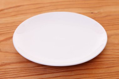 Yemek masasında boş bir tabak