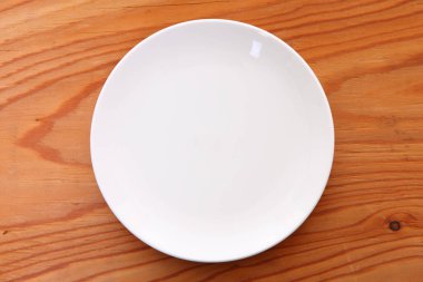 Yemek masasında boş bir tabak