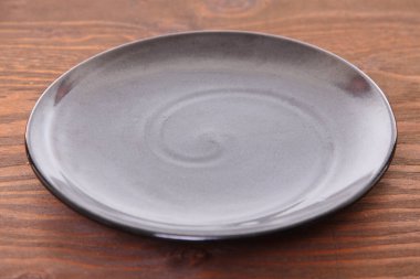 Yemek masasında boş bir tabak