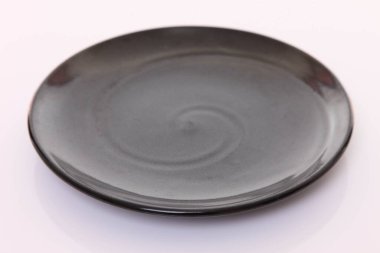 Yemek masasında boş bir tabak