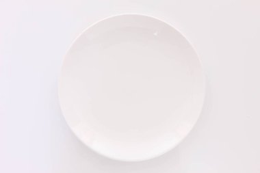 Yemek masasında boş bir tabak