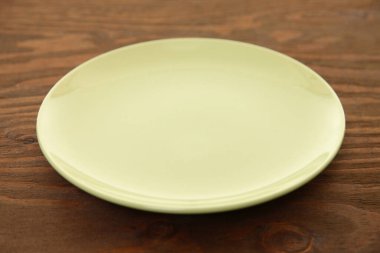 Yemek masasında boş bir tabak