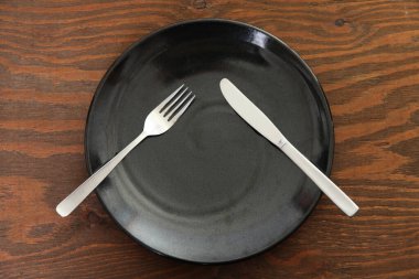 Bıçak ve çatal, almayın demek.